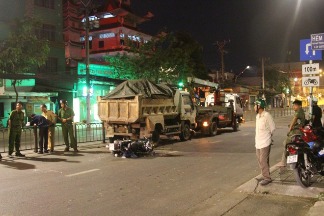 T&ocirc;ng v&agrave;o đu&ocirc;i xe ben đậu giữa đường phố S&agrave;i G&ograve;n, người đ&agrave;n &ocirc;ng chết thảm - Ảnh 1.