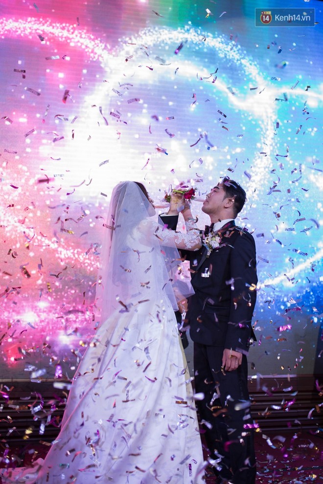 Tuyết Lan Next Top cùng ông xã hơn 9 tuổi hôn nhau ngọt ngào trong đám cưới tối nay - Ảnh 9.