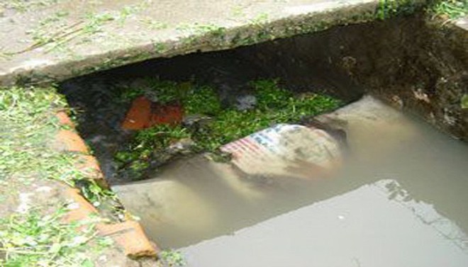 Đi xe đạp điện ng&atilde; xuống cống, ch&aacute;u b&eacute; bị nước lũ cuốn tr&ocirc;i ở Sơn La - Ảnh 1.