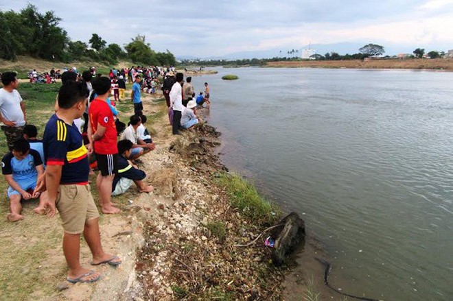 Cha mẹ vắng nhà, 2 anh em ruột đi tắm hồ chết đuối thương tâm - Ảnh 1.