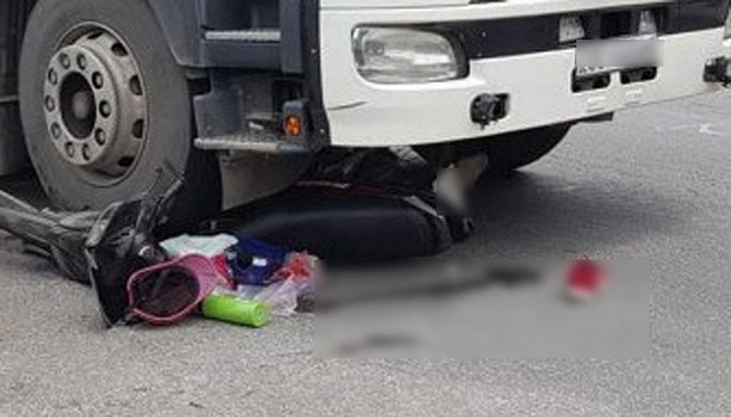 Vượt đ&egrave;n đỏ, c&ocirc; g&aacute;i tho&aacute;t chết trong gang tấc dưới gầm xe đầu k&eacute;o - Ảnh 1.