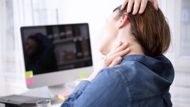 Ngồi một chỗ qu&aacute; l&acirc;u khiến bạn gặp phải 4 vấn đề sức khỏe tai hại - Ảnh 2.