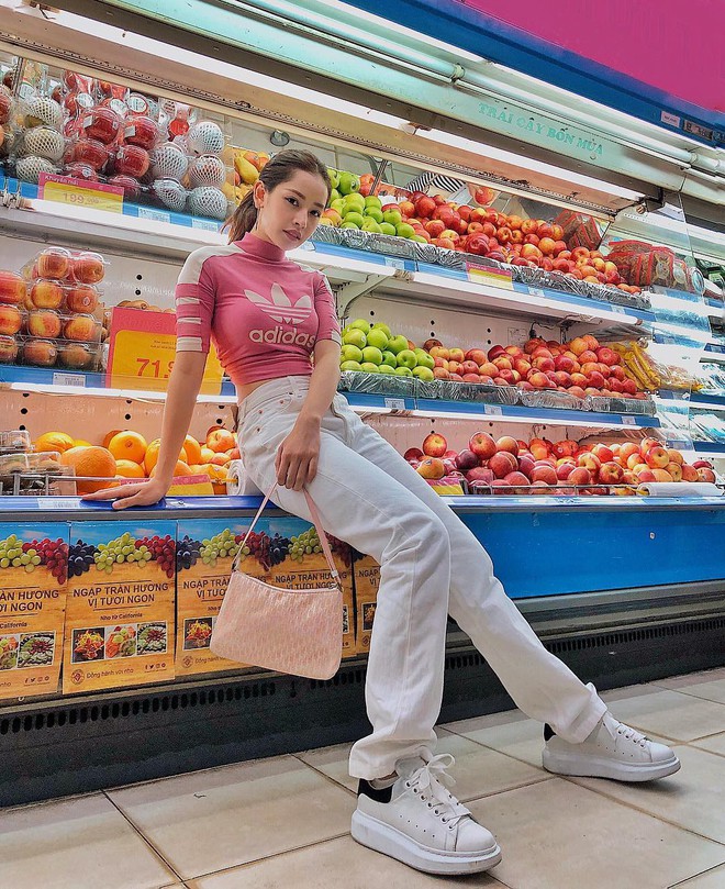 Ngồi tr&ecirc;n quầy hoa quả chụp ảnh OOTD, Chi Pu trở th&agrave;nh c&aacute;i bia n&eacute;m đ&aacute; của netizen Việt - Ảnh 1.