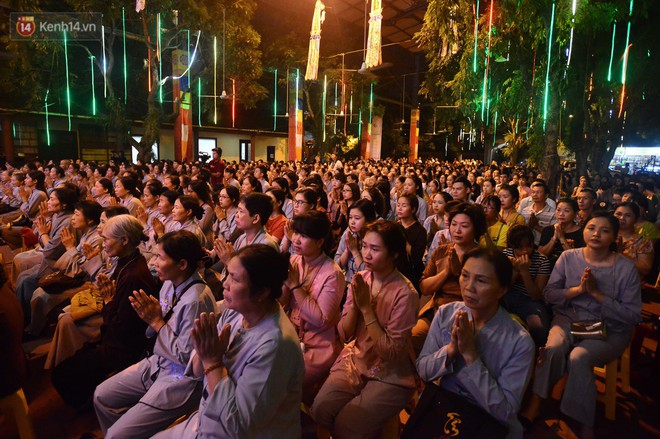 Nhiều người cài hoa trắng bật khóc tại lễ Vu Lan tháng Bảy: Ai còn cha còn mẹ thì vui lắm chứ... - Ảnh 3.