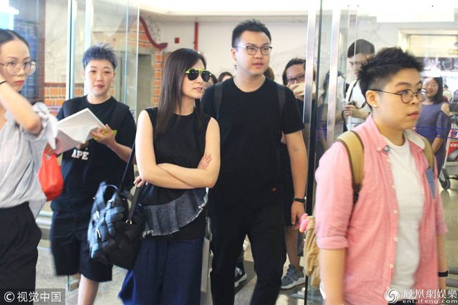 Lấy chồng được 2 th&aacute;ng, Chung H&acirc;n Đồng mặt tr&ograve;n xoe, bắp tay tr&ograve;n lẳn v&igrave; tăng c&acirc;n ch&oacute;ng mặt - Ảnh 4.