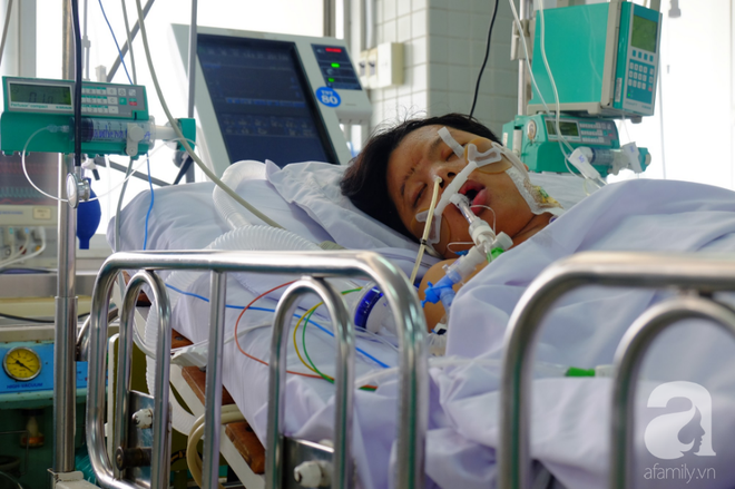 Người mẹ Đồng Nai lặng lẽ chờ ngày bán nhà cứu con trai hôn mê gần 1 tháng, phổi tổn thương đến 80% sau một cơn sốt cao - Ảnh 1.