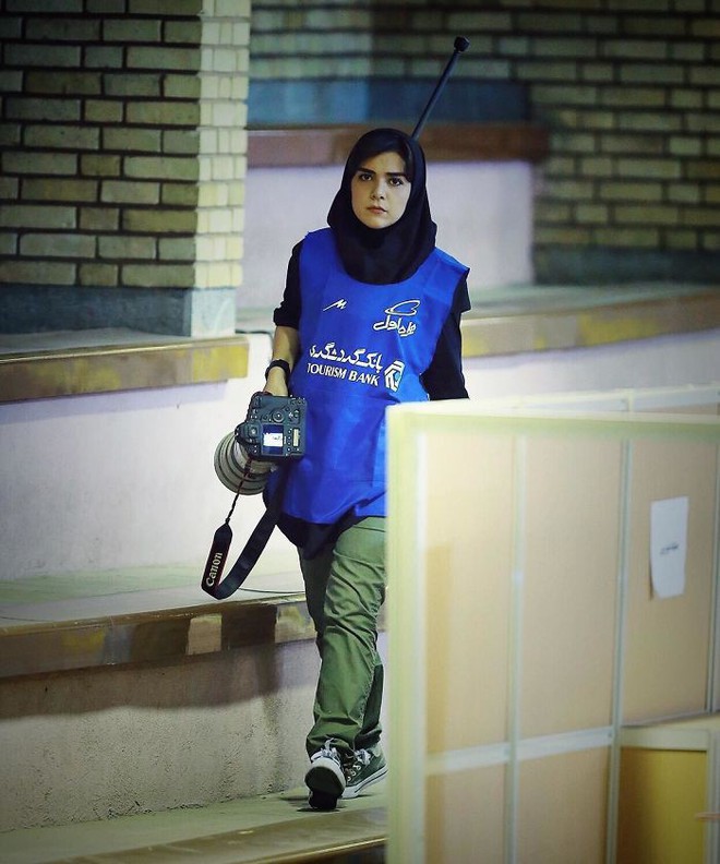 Bị cấm vào sân vận động, nữ nhiếp ảnh gia Iran nghĩ ngay cách độc đáo để chụp hình với chiếc lens hàng khủng - Ảnh 2.