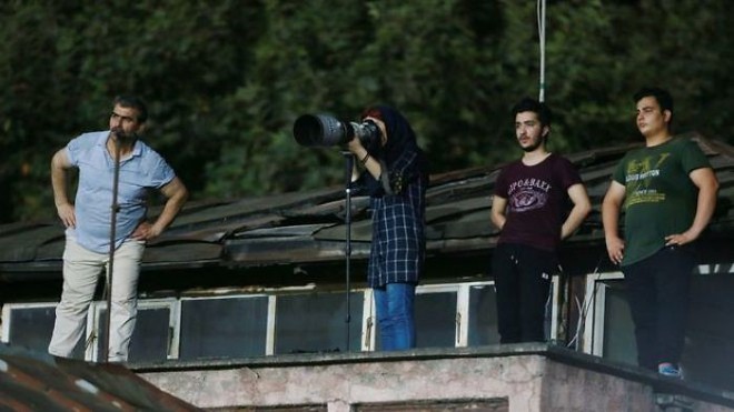Bị cấm vào sân vận động, nữ nhiếp ảnh gia Iran nghĩ ngay cách độc đáo để chụp hình với chiếc lens hàng khủng - Ảnh 7.
