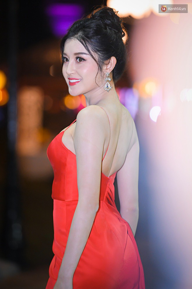 Bất chấp Kỳ Duy&ecirc;n đ&atilde; diện từ m&ugrave;a qu&yacute;t ch&iacute;n, Huyền My vẫn chọn kiểu đầm n&agrave;y để khoe d&aacute;ng - Ảnh 2.