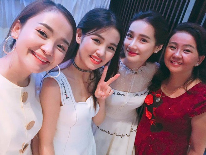 Giữa tin đồn chuẩn bị kết h&ocirc;n, Nh&atilde; Phương rạng rỡ tại đ&aacute;m cưới em g&aacute;i, fan truy t&igrave;m Trường Giang - Ảnh 3.
