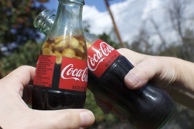 Vẫn là Coca, vẫn là đậu phộng nhưng người Mỹ có một kiểu thưởng thức độc đáo không ai ngờ - Ảnh 4.