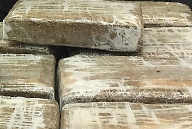 Cảnh s&aacute;t truy l&ugrave;ng người vứt chỏng chơ 400kg cần sa b&ecirc;n vệ đường - Ảnh 1.