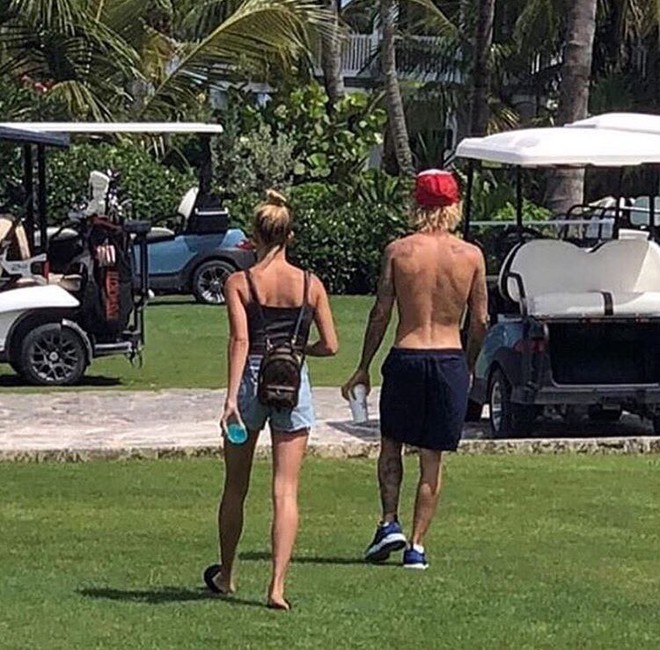 Đỏ mặt với tư thế &ocirc;m nhau nhạy cảm của Justin Bieber v&agrave; Hailey Baldwin giữa c&ocirc;ng vi&ecirc;n - Ảnh 4.