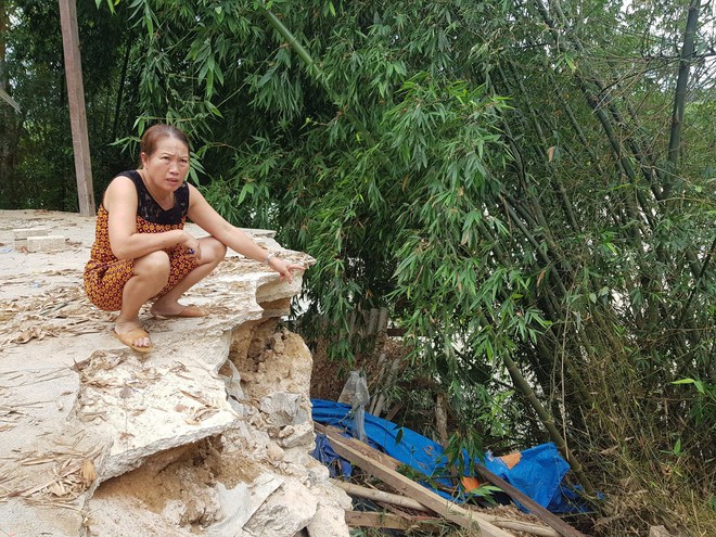 Nghệ An: H&agrave;ng chục ng&ocirc;i nh&agrave; c&oacute; nguy cơ bị đổ sập xuống d&ograve;ng s&ocirc;ng do nước lũ - Ảnh 1.