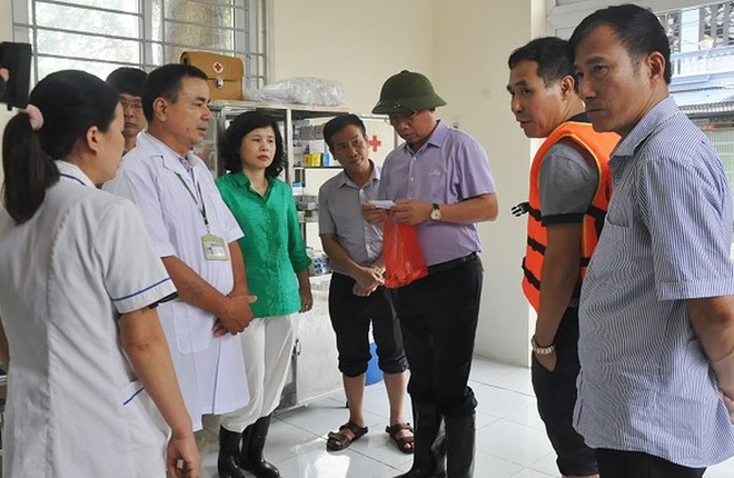 Hà Nội: Cử 3 bệnh viện khám cho người dân vùng ngập, đã có hàng chục ca đau mắt đỏ - Ảnh 1.