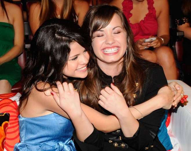 Selena Gomez nén nước mắt vì cảm thấy bất lực khi bạn thân Demi Lovato đau đớn trong bệnh viện - Ảnh 1.