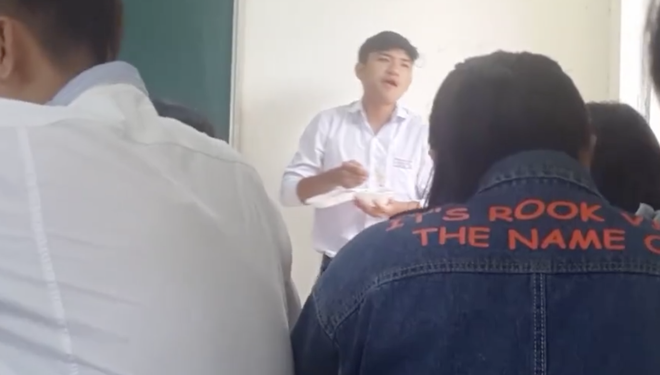Nam sinh ăn vụng x&ocirc;i trong lớp bị thầy bắt quả tang v&agrave; đ&acirc;y l&agrave; c&aacute;ch trừng trị si&ecirc;u dễ thương - Ảnh 2.