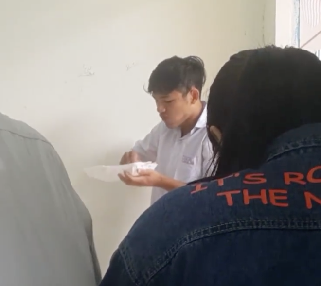 Nam sinh ăn vụng x&ocirc;i trong lớp bị thầy bắt quả tang v&agrave; đ&acirc;y l&agrave; c&aacute;ch trừng trị si&ecirc;u dễ thương - Ảnh 3.
