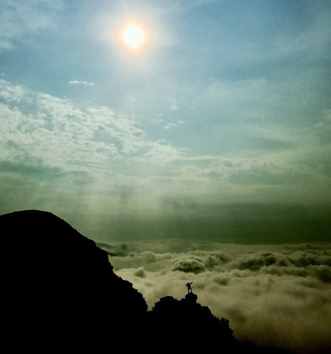 Săn mây: Khi người trẻ chạy đua cùng mặt trời rồi vỡ oà đứng trước biển mây đẹp như tiên cảnh - Ảnh 10.