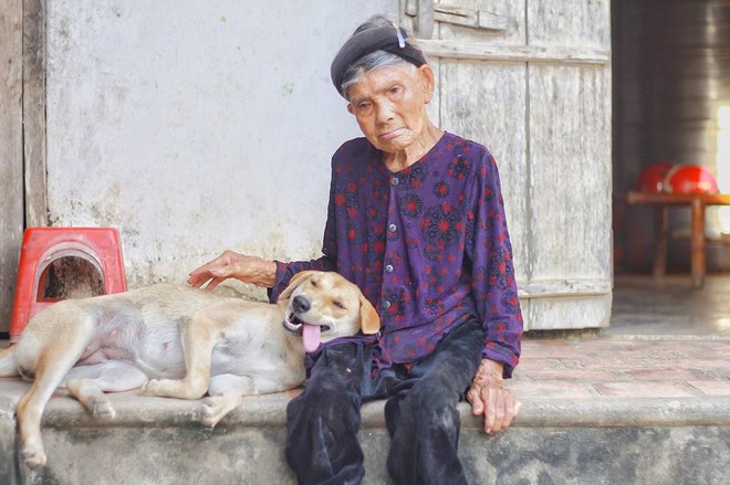 Cháu gái khoe ảnh ngoại thân thiết bên chú pet nhưng cộng đồng mạng chỉ cười ngất bởi dáng ngủ siêu lầy lội của chú chó cưng - Ảnh 2.