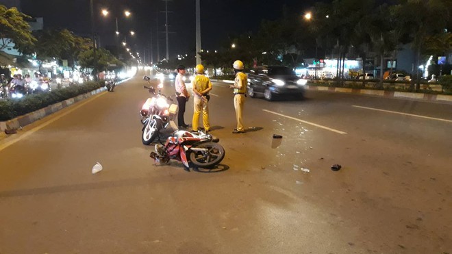 TP. HCM: Bất chấp hiệu lệnh dừng khi chạy vào làn ô tô, thanh niên phóng xe “như điên” tông CSGT bị thương - Ảnh 2.