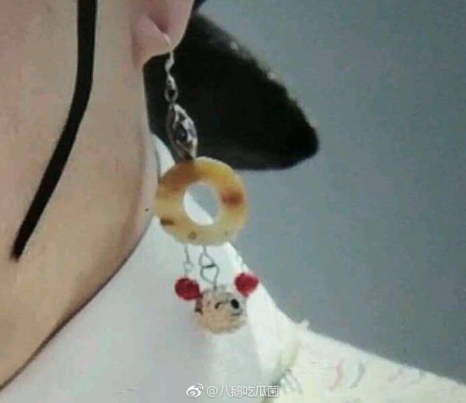 Tái xuất trong Như Ý Truyện, Chân Hoàn chơi lớn đeo bông tai chuột Mickey? - Ảnh 2.