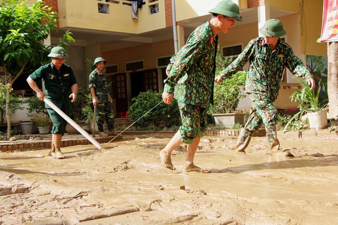 Hàng nghìn học sinh huyện biên giới Nghệ An không thể tựu trường như kế hoạch do lũ - Ảnh 3.