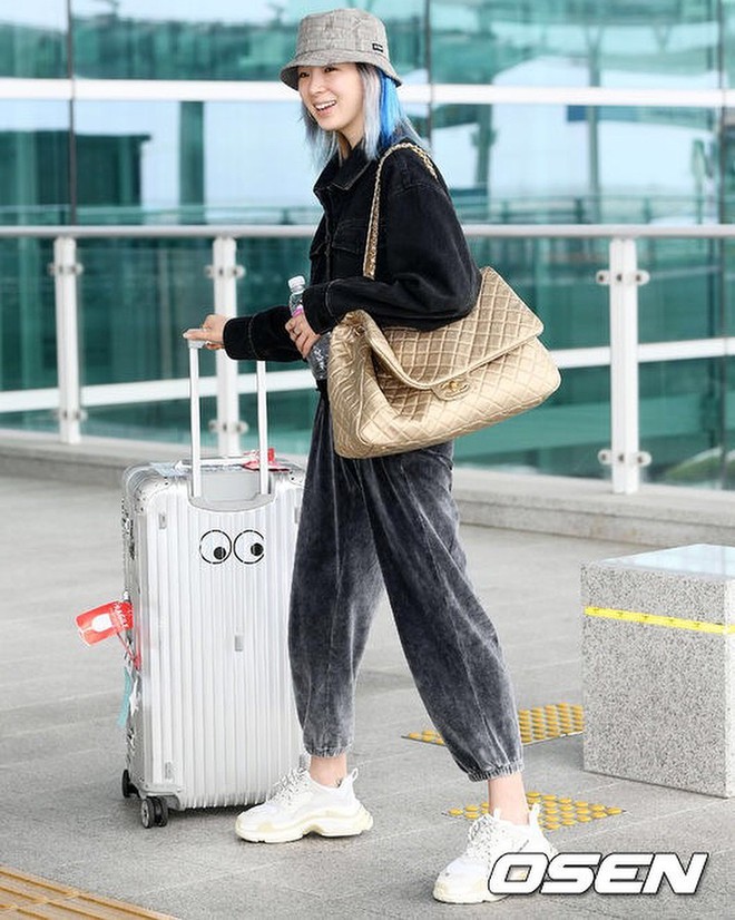 Đây là những thứ không thể thiếu trong vali của các fashionista thế giới mỗi khi đi du lịch - Ảnh 4. Đây là những thứ không thể thiếu trong vali của các fashionista thế giới mỗi khi đi du lịch - Ảnh 4.
