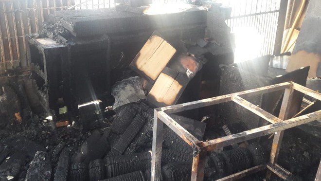 Xưởng mộc ở Đ&agrave; Nẵng bị ch&aacute;y rụi l&uacute;c nửa đ&ecirc;m, cả khu phố n&aacute;o loạn - Ảnh 3.