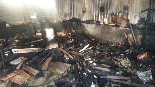 Xưởng mộc ở Đ&agrave; Nẵng bị ch&aacute;y rụi l&uacute;c nửa đ&ecirc;m, cả khu phố n&aacute;o loạn - Ảnh 2.
