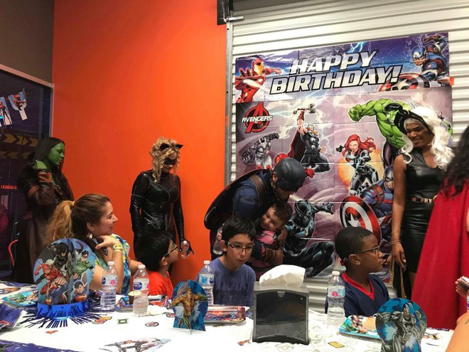 Cậu bé được ăn sinh nhật cùng cả dàn siêu anh hùng sau khi mời cả lớp tới dự tiệc nhưng có mỗi một bạn xuất hiện - Ảnh 6.