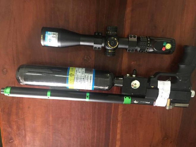 Chiếc &aacute;o trong th&ugrave;ng r&aacute;c vạch m&agrave;n kịch của 2 g&atilde; bạn tồi - Ảnh 1.