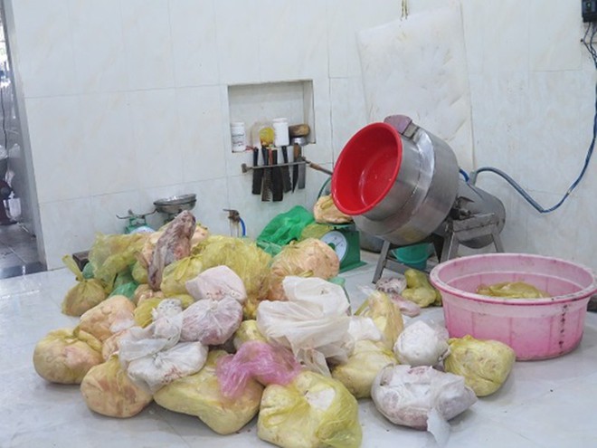 Sốc: Cơ sở sản xuất thực phẩm ở TP.HCM làm chả lụa bẩn trong khu vực nhà vệ sinh - Ảnh 5.