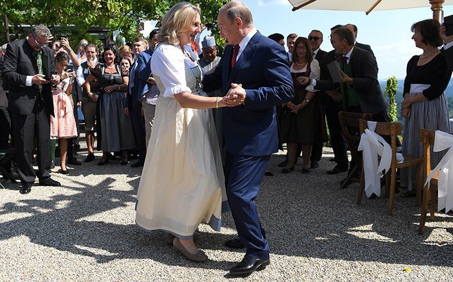Ảnh: Tổng thống Putin nhảy với cô dâu trong đám cưới bạn thân” ở Áo - Ảnh 5.