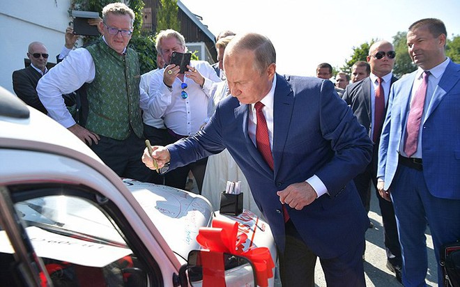 Ảnh: Tổng thống Putin nhảy với cô dâu trong đám cưới bạn thân” ở Áo - Ảnh 7.