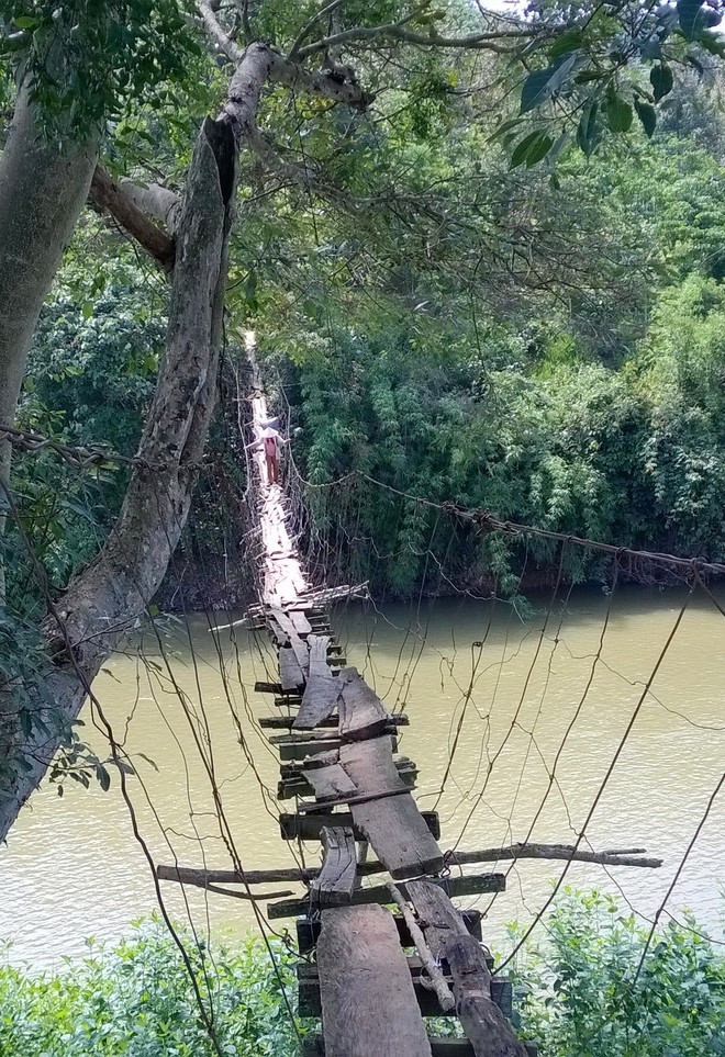 Cận cảnh người dân thấp thỏm vượt qua những cây cầu treo giữa dòng nước cuồn cuộn từ sông, suối Lâm Đồng - Ảnh 2.