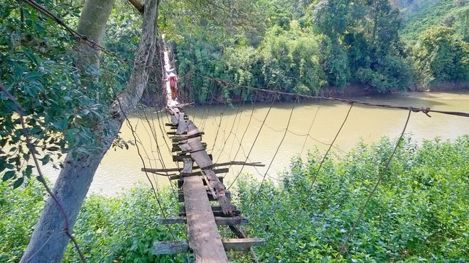 Cận cảnh người dân thấp thỏm vượt qua những cây cầu treo giữa dòng nước cuồn cuộn từ sông, suối Lâm Đồng - Ảnh 3.