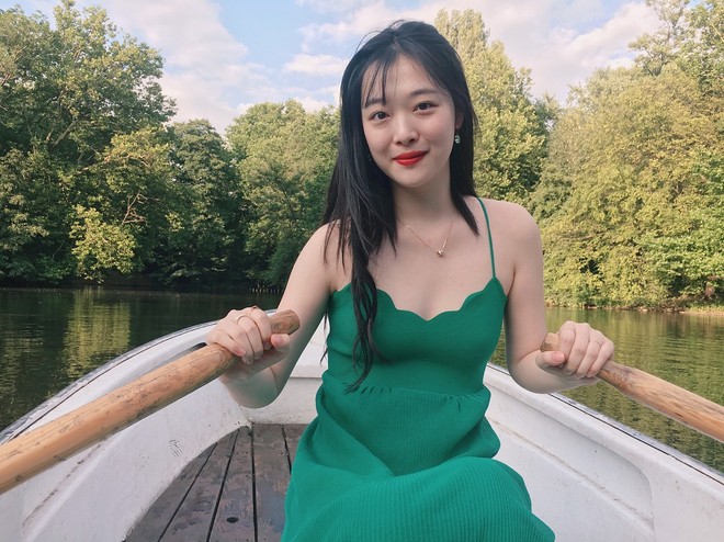 Sulli diện váy tươi tắn là vậy, nhìn sang Thẩm Nguyệt lại chỉ thấy bị dìm thảm thương - Ảnh 1.