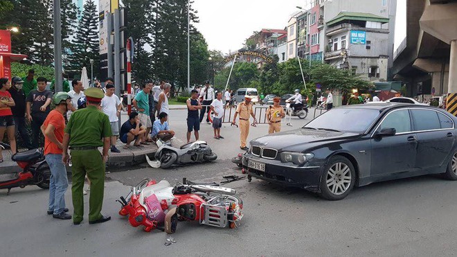 Hà Nội: Nữ tài xế lái BMW gây tai nạn liên hoàn, kéo lê một cháu bé - Ảnh 1.
