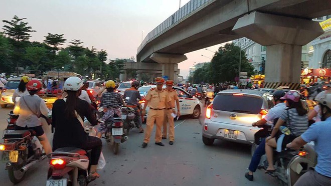 Hà Nội: Nữ tài xế lái BMW gây tai nạn liên hoàn, kéo lê một cháu bé - Ảnh 2.