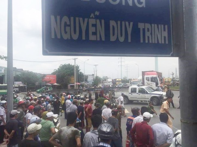 Cha &ocirc;m thi thể con trai g&agrave;o kh&oacute;c giữa đường phố S&agrave;i G&ograve;n sau va chạm với xe ben - Ảnh 2.