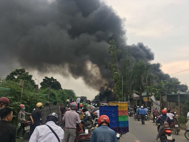 Cháy lớn nhà xưởng gần Đại lộ Thăng Long, cột khói bốc cao hàng chục mét khiến người dân hoảng sợ - Ảnh 3.