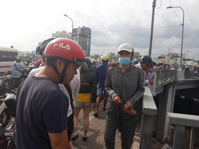 Người đ&agrave;n &ocirc;ng nhảy xuống k&ecirc;nh tự tử rồi ngoi l&ecirc;n vẫy tay... k&ecirc;u cứu - Ảnh 2.