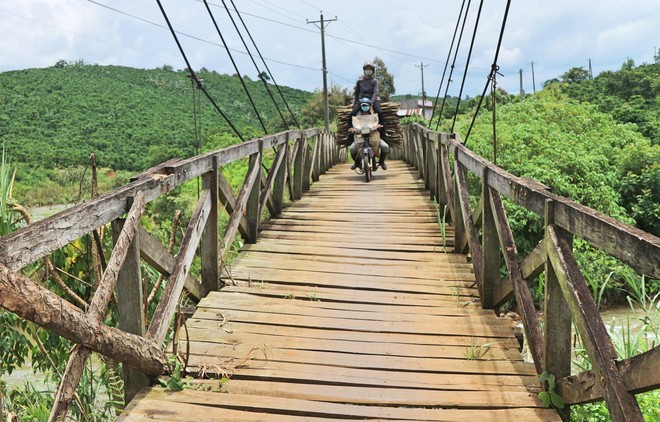 Cận cảnh người dân thấp thỏm vượt qua những cây cầu treo giữa dòng nước cuồn cuộn từ sông, suối Lâm Đồng - Ảnh 4.