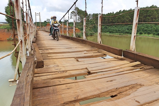 Cận cảnh người dân thấp thỏm vượt qua những cây cầu treo giữa dòng nước cuồn cuộn từ sông, suối Lâm Đồng - Ảnh 5.