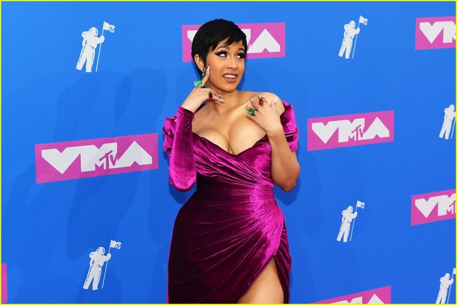 Thảm đỏ MTV VMAs 2018: Cardi B và tình cũ Kanye hở hang gây chú ý, Ariana Grande công khai ôm hôn chồng sắp cưới - Ảnh 1.