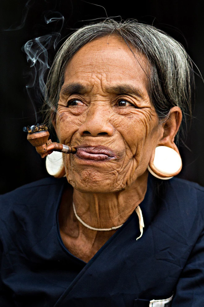 Những nét văn hóa truyền thống của các dân tộc thiểu số ở Việt Nam đẹp mê hồn qua ống kính nhiếp ảnh gia Pháp - Ảnh 9.