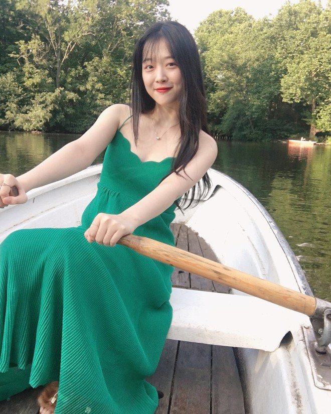 Sulli diện v&aacute;y tươi tắn l&agrave; vậy, nh&igrave;n sang Thẩm Nguyệt lại chỉ thấy bị d&igrave;m thảm thương - Ảnh 2.