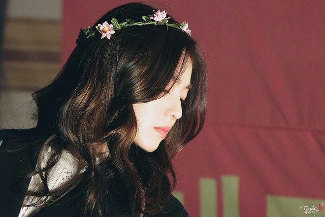 Người ta gắn hoa lên đầu thì sến mà Irene (Red Velvet) thì lập tức biến thành nữ thần  - Ảnh 4.