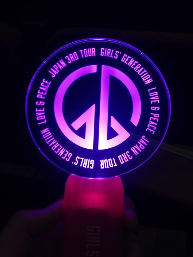 Sau bao năm để fan xài que phát sáng, SM cuối cùng cũng phát hành lightstick chính thức cho SNSD? - Ảnh 4.